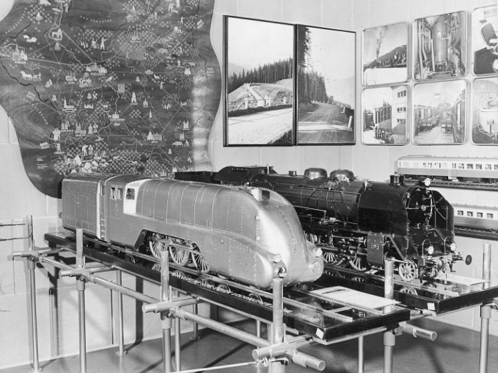 Fragment stoiska PKP w polskim pawilonie na Wystawie Światowej w Nowym Jorku. Widoczne modele parowozów - z lewej Pm 36 z otuliną aerodynamiczną, z prawej Pt 31. 1935 r. Fot. NAC