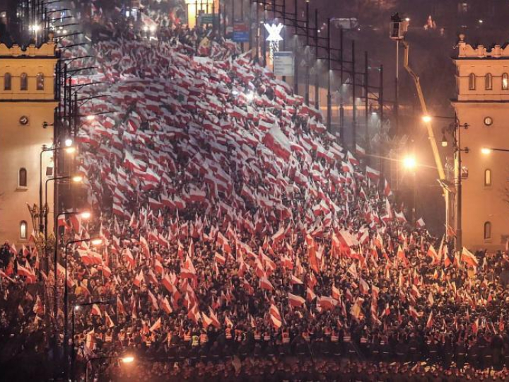 Uczestnicy marszu zorganizowanego przez Stowarzyszenie Marsz Niepodległości przechodzą przez Most Poniatowskiego w Warszawie. 11.11.2018. Fot. PAP/L. Szymański