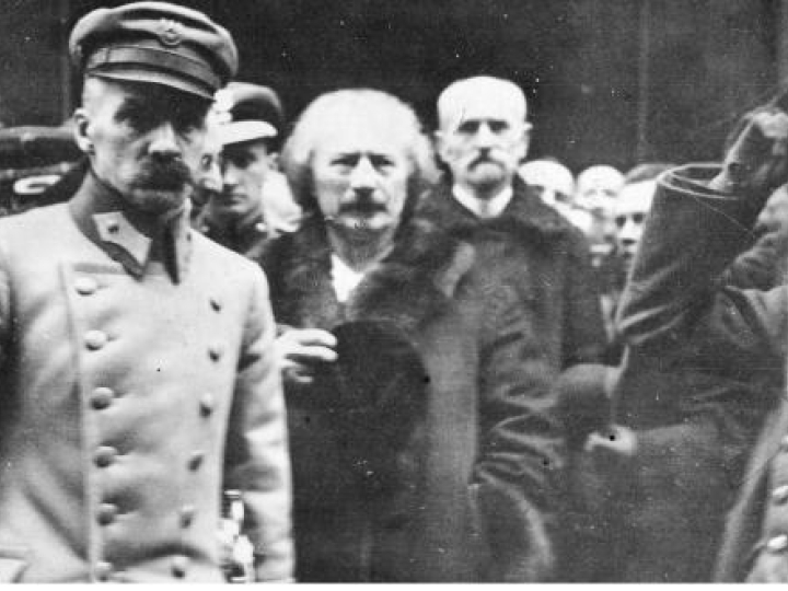 Naczelnik Państwa Józef Piłsudski (1. z lewej), premier Ignacy Paderewski (2. z lewej), minister spraw wewnętrznych Stanisław Wojciechowski (3. z lewej) oraz adiutant Naczelnika Państwa porucznik Tadeusz Kasprzycki (1. z prawej) po uroczystym nabożeństwie w katedrze św. Jana. Źródło: NAC