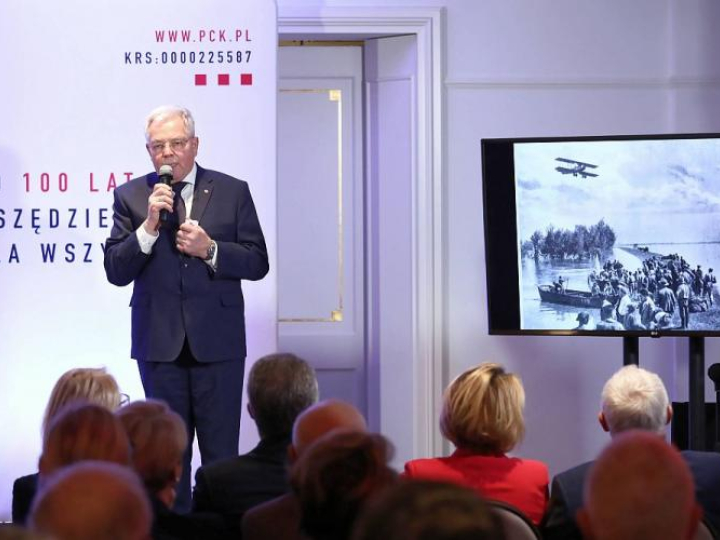 Prezes PCK Stanisław Kracik podczas konferencji prasowej z okazji 100-lecia Polskiego Czerwonego Krzyża. Fot. PAP/T. Gzell