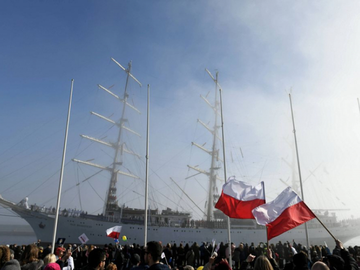 Żaglowiec „Dar Młodzieży” wpływa do portu w Gdyni. 28.03.2019. Fot. PAP/A. Warżawa