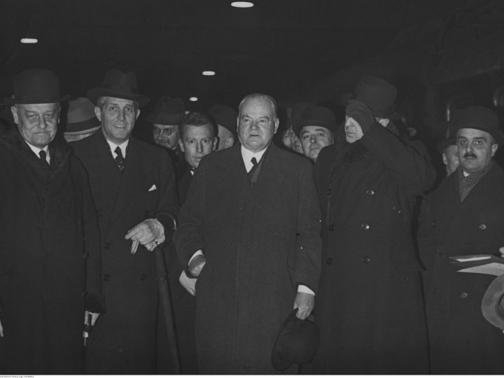 Herbert Hoover (trzeci z lewej na pierwszym planie) podczas wizyty w Polsce. 1938 r. Fot. NAC