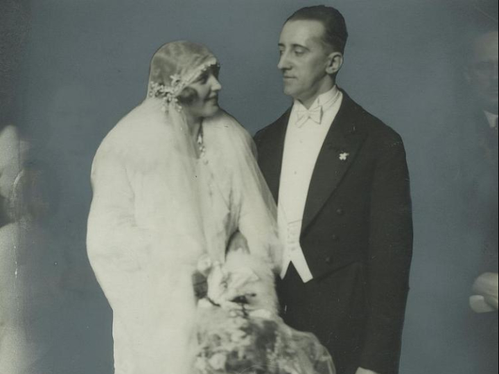 Miss Polonia 1929 r. Władysława Kostakówna z mężem Leonem Śliwińskim (fotografia ślubna). 1930 r. Fot. NAC