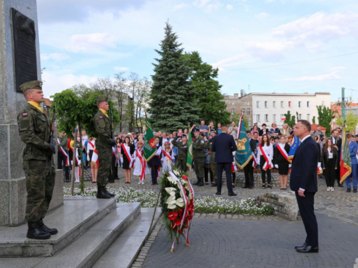 Prezydent Andrzej Duda (P) składa kwiaty przed Pomnikiem Powstańca Śląskiego w Świętochłowicach. Fot. PAP/A. Grygiel