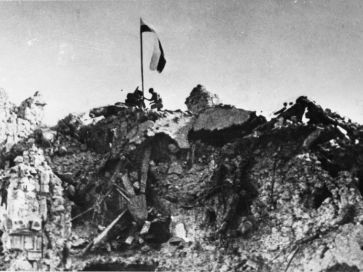Patrol z 12. Pułku Ułanów Podolskich zatyka polską flagę nad rumowiskiem klasztoru Monte Cassino. PAP/CAF