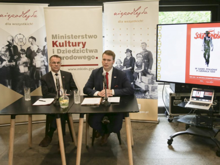 Wiceminister kultury Jarosław Sellin (L) i dyrektor biura programu "Niepodległa" Jan Edmund Kowalski (P). Fot. PAP/W. Olkuśnik