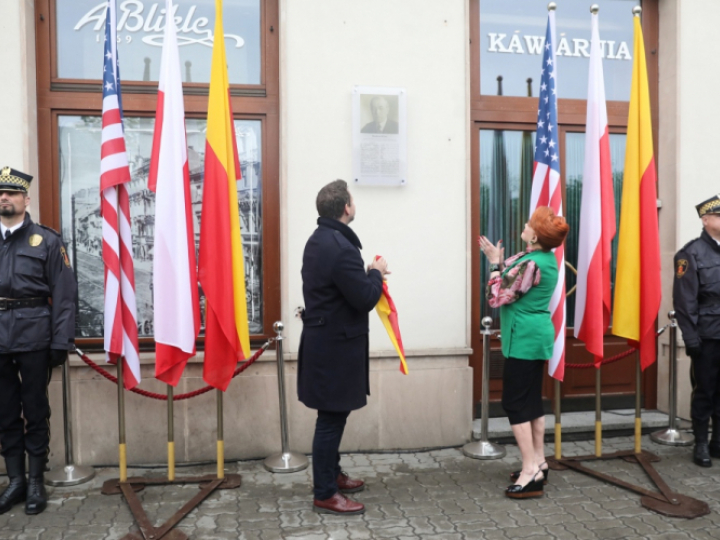 Ambasador USA w Polsce Georgette Mosbacher i prezydent Warszawy Rafał Trzaskowski podczas uroczystego odsłonięcia tablicy upamiętniającej dwudziestego ósmego prezydenta Stanów Zjednoczonych Thomasa Woodrowa Wilsona na kamienicy przy placu Wilsona 2 w Warszawie. (kf) PAP/T. Gzell