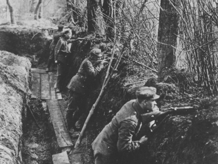 Legioniści w okopach na pozycjach strzeleckich na froncie wschodnim nad Styrem - pozycje pod Kostiuchnówką. Źródło: NAC