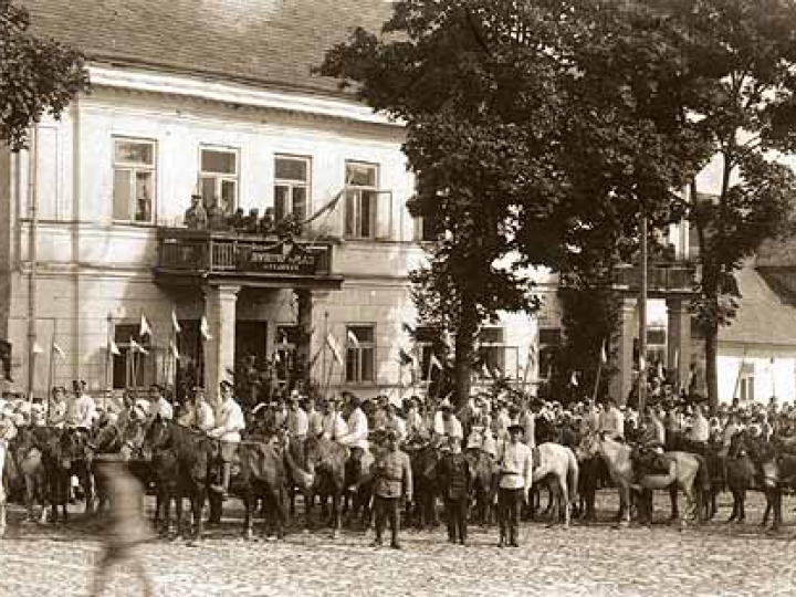 Sejny, 1920 r. Defilada polskiej kawalerii. Źródło: Wikipedia Commons