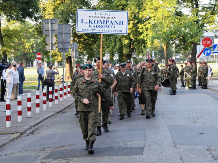 Uczestnicy 54. Marszu Szlakiem Pierwszej Kompanii Kadrowej wyruszyli z krakowskich Oleandrów. Fot. PAP/J. Bednarczyk