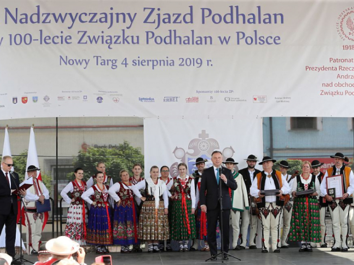 Prezydent Andrzej Duda (C) podczas uroczystości z okazji 100. rocznicy powstania Związku Podhalan w Polsce. Fot. PAP/G. Momot