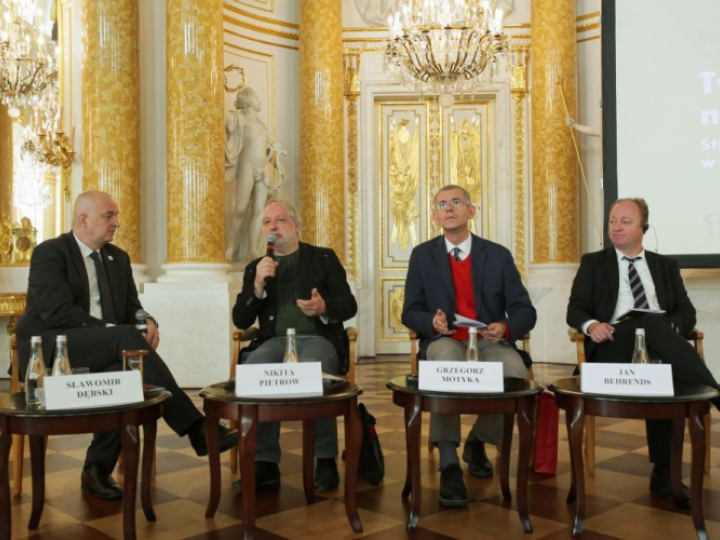 Debata "Jak opowiadać historię II wojny światowej?" w ramach międzynarodowej konferencji naukowej "Tych lat historia nie zapomni... Stosunki polsko-sowieckie w czasie II wojny światowej", zorganizowanej na Zamku Królewskim, w przeddzień 80. rocznicy agresji sowieckiej na Polskę. PAP/M. Marek