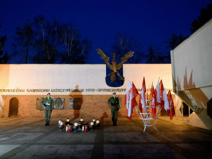 Obchody 100. rocznicy powrotu Leszna do macierzy przed pomnikiem Żołnierzy Garnizonu Leszczyńskiego. Fot. PAP/J. Kaczmarczyk