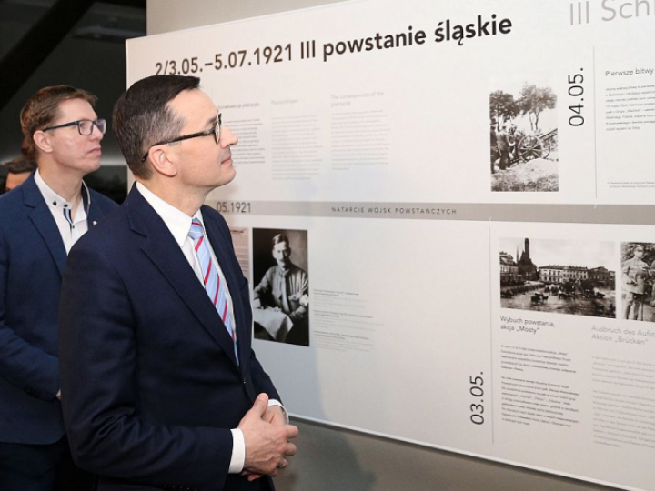 Premier Mateusz Morawiecki (P) oraz prezydent miasta Daniel Beger podczas wizyty w Muzeum Powstań Śląskich w Świętochłowicach. Fot. PAP/A. Grygiel