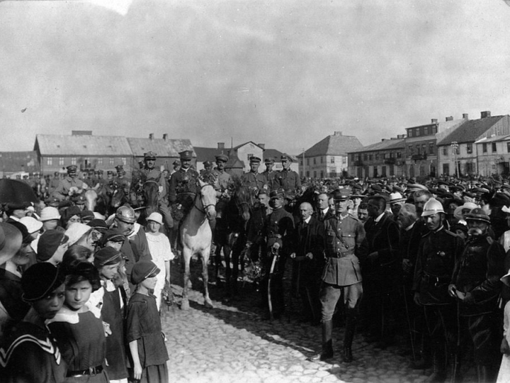 Ciechanów, 1920 r. Pożegnanie oddziału ochotników sformowanego i wyekwipowanego przez miasto. Źródło: Centralne Archiwum Wojskowe WBH