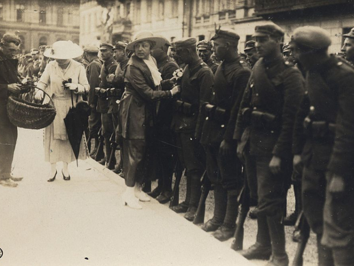 Wręczanie kwiatów ochotnikom przed wymarszem na front. Warszawa. 18.07.1920. Źródło: CAW