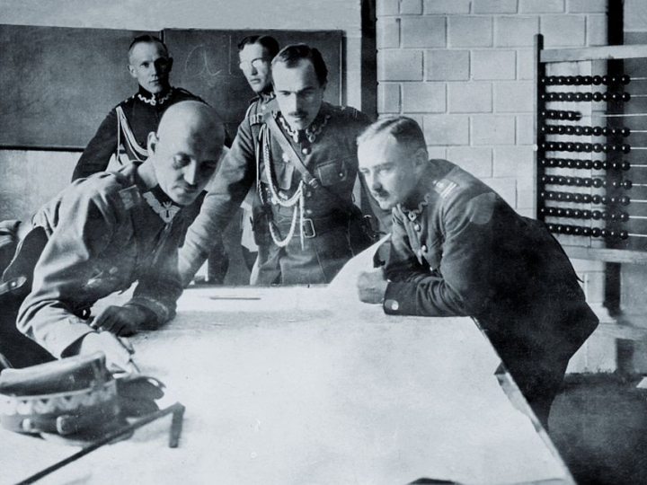 Sierpień 1920 r. Gen. Władysław Sikorski ze sztabem 5. Armii podczas bitwy warszawskiej. Źródło: Centralne Archiwum Wojskowe WBH