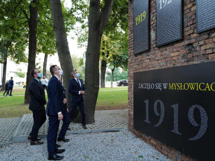 Premier Mateusz Morawiecki (C) i wojewoda śląski Jarosław Wieczorek (P) podczas wizyty w Powstańczej Strefie Pamięci przed wejściem do dawnej Kopalni Węgla Kamiennego Mysłowice. Fot. PAP/A. Grygiel