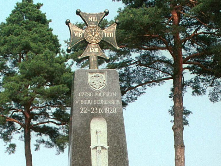 Pomnik poświęcony ofiarom bitwy nad Niemnem w Berżnikach. Fot. PAP/A. Tuchliński