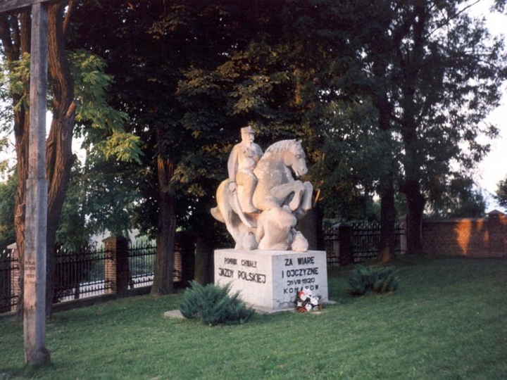 Komarów-Osada – pomnik upamiętniający bitwę pod Komarowem 31 sierpnia 1920 r; przed kościołem parafii pw. Św. Trójcy. Źródło: Wikipedia Commons