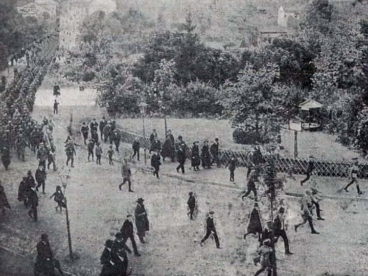 Wymarsz Legionu Śląskiego z Cieszyna. 1914 r. Źródło: Wikimedia Commons