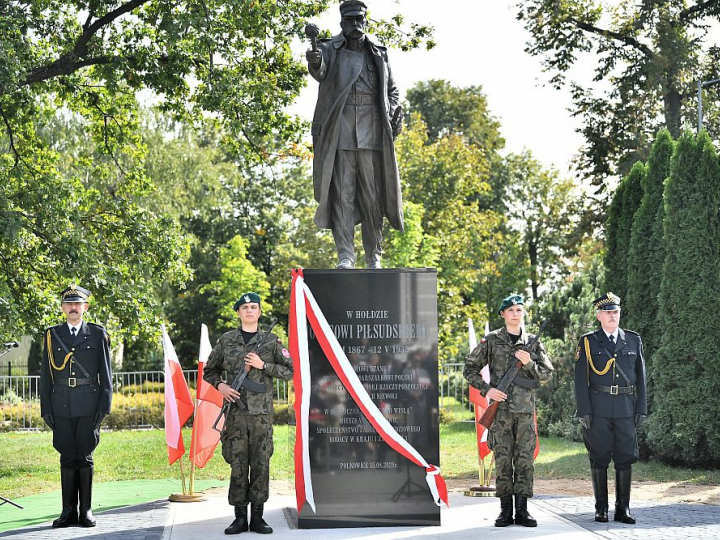 Pomnik marszałka Józefa Piłsudskiego odsłonięto w Polkowicach. Fot. PAP/M. Kulczyński