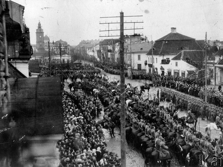 Białystok, 11 listopada 1920 r. Defilada z okazji święta odzyskania niepodległości. Źródło: Ośrodek KARTA