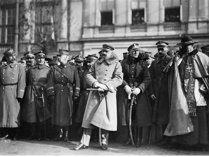 Warszawa, pl. Zamkowy, 14 listopada 1920 r. Uroczystość wręczenia buławy marszałkowskiej Józefowi Piłsudskiemu. Źródło: NAC