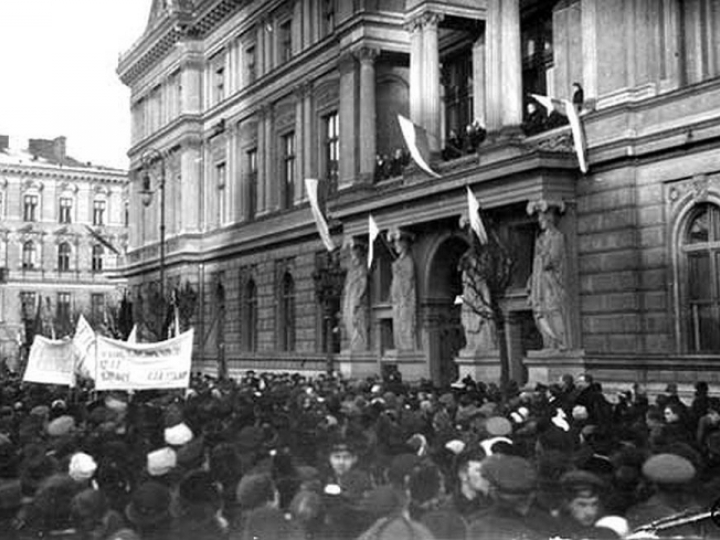 Manifestacja przed siedzibą pierwszego rządu w niepodległej Polsce. Warszawa, 14.11.1918. Fot. CAW