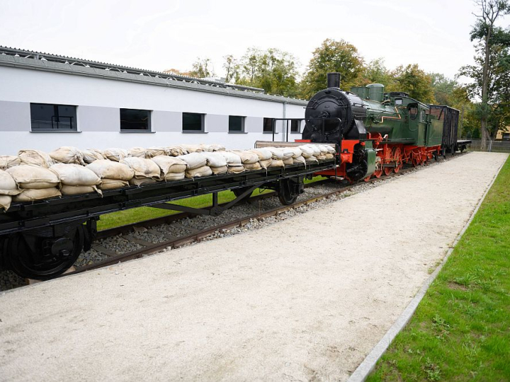 Zrekonstruowany pociąg pancerny nr 11 „Poznańczyk” na terenie Muzeum Broni Pancernej. Fot. PAP/J. Kaczmarczyk