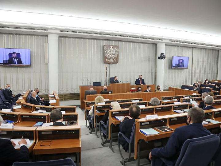 Senatorowie na sali obrad. Fot. PAP/W. Olkuśnik