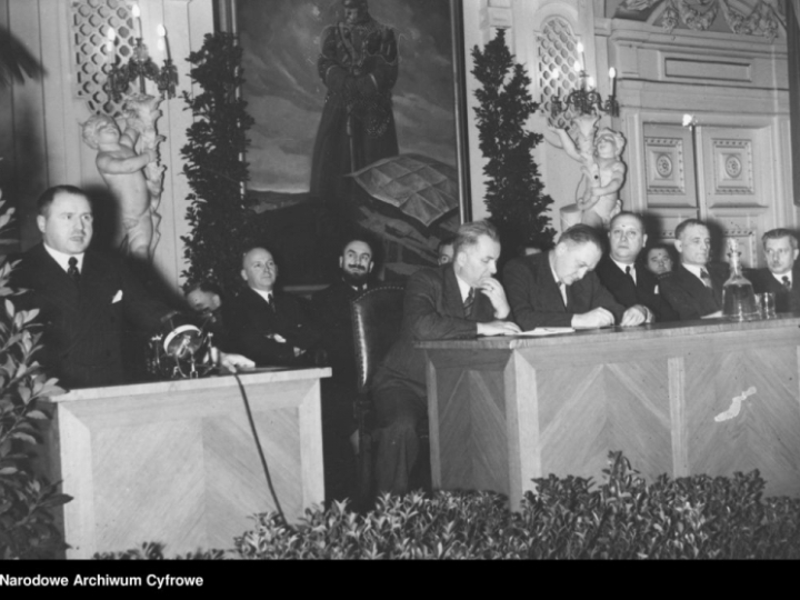 Prezydent Warszawy Stefan Starzyński (1. z lewej), wiceprezydent Warszawy Julian Kulski (I.rz. 3. z prawej) podczas zebrania przedwyborczego Związku Legionistów Polskich w Warszawie. 1938 r. Fot. NAC