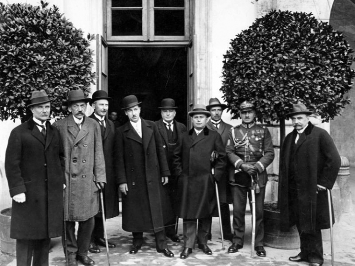 Członkowie pierwszego rządu Józefa Piłsudskiego po zaprzysiężeniu, 2 października 1926 r. Źródło: NAC