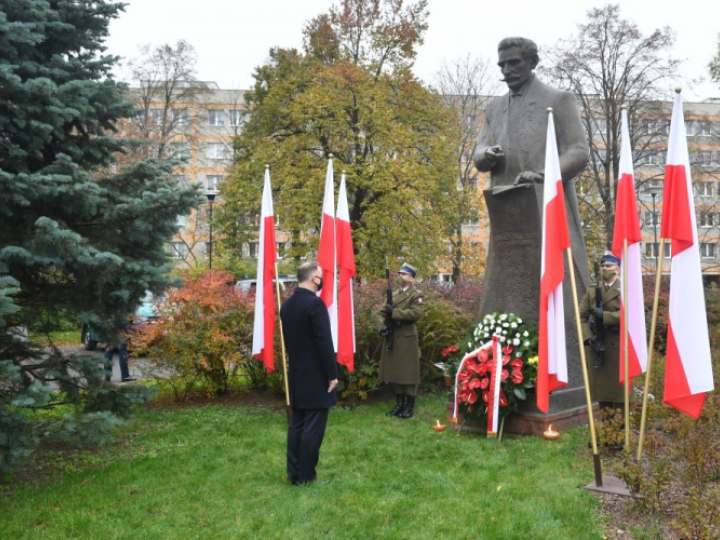 Prezydent RP Andrzej Duda (C) składa wieniec pod pomnikiem Ignacego Daszyńskiego przy placu Na Rozdrożu. Warszawa, 11.11.2020. Fot. PAP/R. Pietruszka