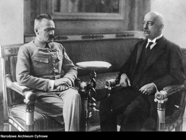 Naczelnik Państwa Józef Piłsudski podczas rozmowy z nowo wybranym prezydentem Gabrielem Narutowiczem w Belwederze. Źródło: NAC