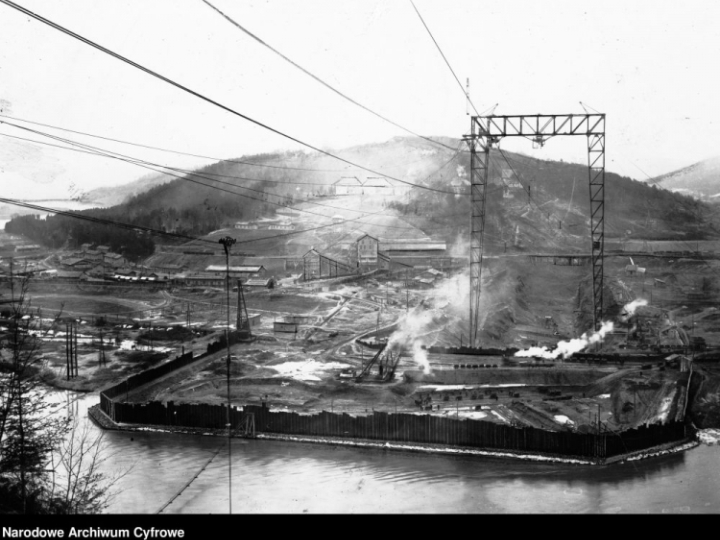 Centralny Okręg Przemysłowy: budowa zapory wodnej na Dunajcu w Rożnowie. 1937 r. Fot. NAC