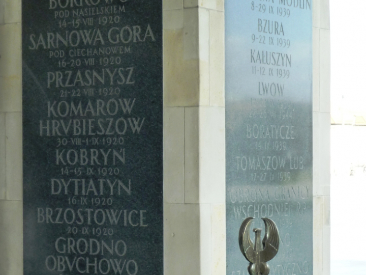 Bitwa pod Komarowem na tablicy na Grobie Nieznanego Żołnierza w Warszawie. Źródło: Wikipedia Commons