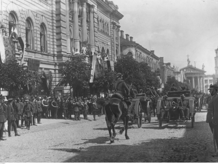 18 kwietnia 1922 r. Uroczystości z okazji przyłączenia Wileńszczyzny do Polski. Defilada wojskowa na ulicach Wilna. Źródło: NAC