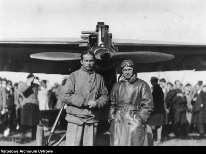 Pilot Franciszek Żwirko (z prawej) i konstruktor lotniczy Stanisław Wigura przed samolotem RWD-4. 1930 r. Fot. NAC