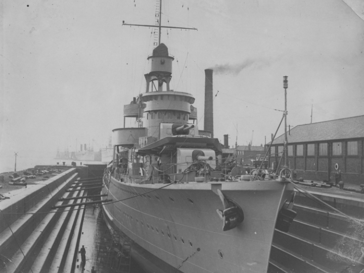 11 1937 r. Niszczyciel ORP „Błyskawica” w doku wykończeniowym w Southampton. Źródło: NAC