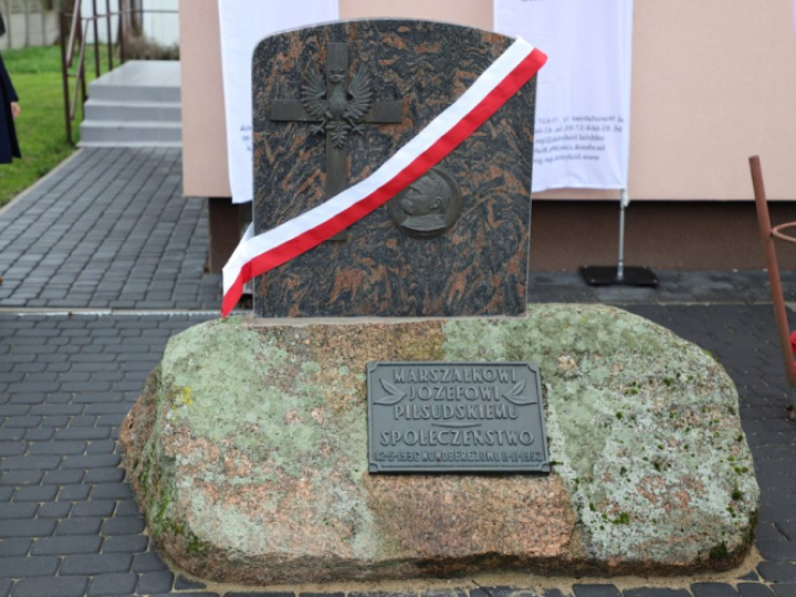 Odsłonięcie odrestaurowanego pomnika Józefa Piłsudskiego. Nowoberezowo, 12.11.2022. Fot. Natalia Krzywicka / IPN