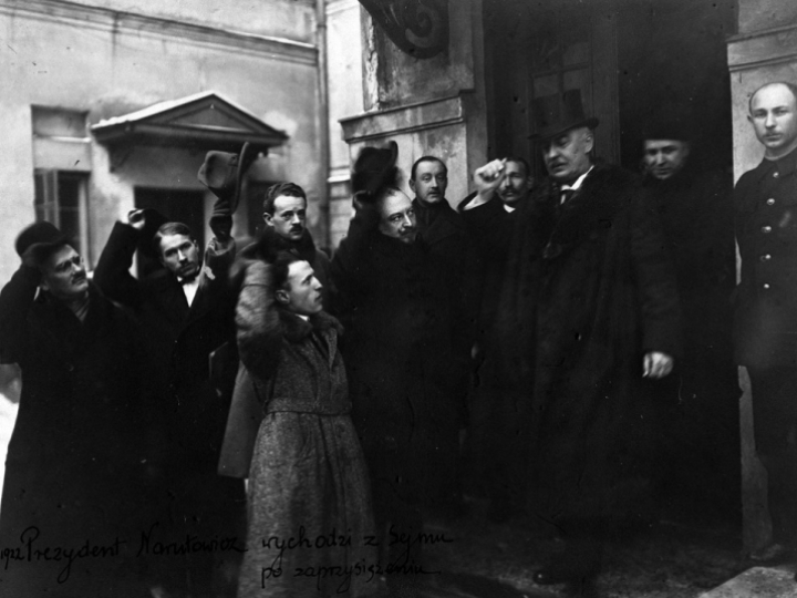 Prezydent RP Gabriel Narutowicz (3P) wychodzi z Sejmu po zaprzysiężeniu. Warszawa, 11.12.1922. Fot. PAP/CAF/Archiwum