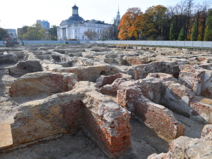 Odkryte fundamenty pałacu Saskiego na Placu Marszałka Józefa Piłsudskiego w Warszawie. Fot. PAP/R. Pietruszka
