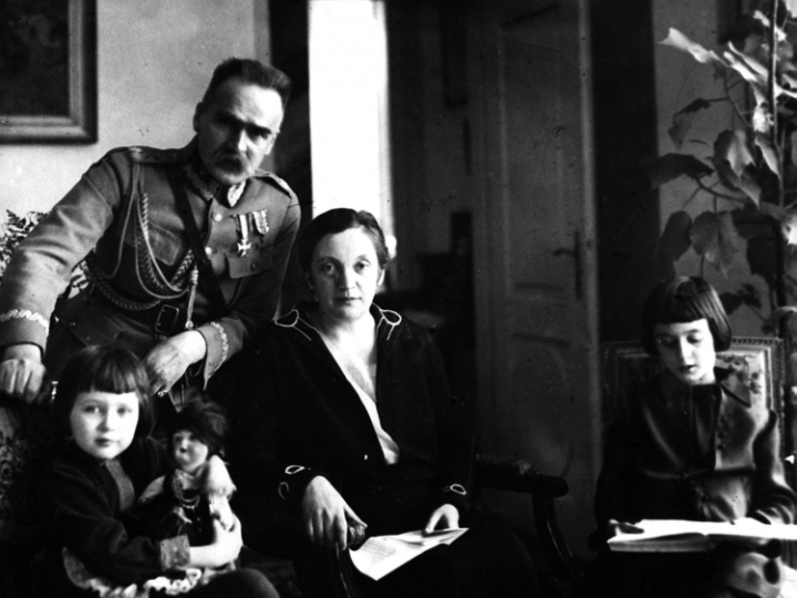 Marszałek Józef Piłsudski z żoną Aleksandrą Szczerbińską i córkami Wandą (P) i Jadwigą (L) w Belwederze. Fot. PAP/Reprodukcja