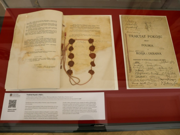 Oryginał traktatu ryskiego z 1921 roku przekazany uroczyście do zasobów Archiwum Akt Nowych w siedzibie Ministerstwa Spraw Zagranicznych w Warszawie. Fot. PAP/R. Guz