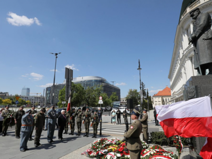 Złożenie kwiatów przed pomnikiem Józefa Piłsudskiego. Warszawa, 12.05.2023. Fot. PAP/P. Supernak