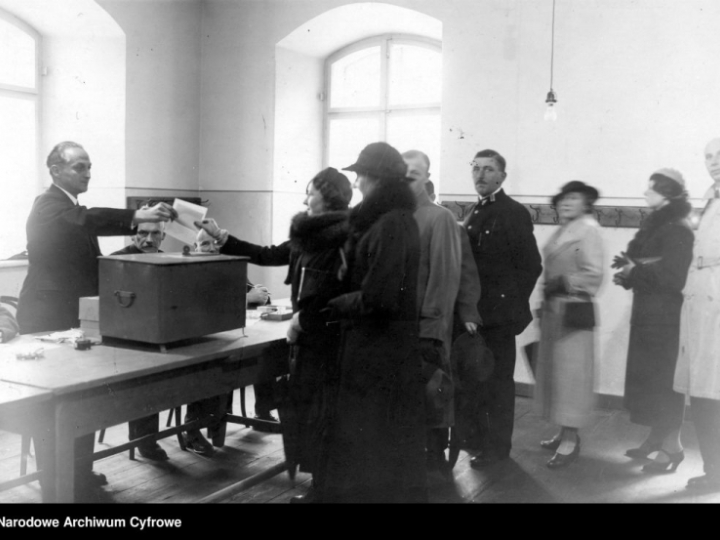 Mieszkańcy Krakowa podczas głosowania w wyborach do Sejmu. 1935 r. Fot. NAC