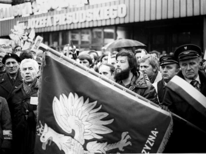 Z inicjatywy Komisji Zakładowej NSZZ Solidarność Gdańskiej Stoczni Remontowa (GSR) zorganizowano uroczystości z okazji nadania jej imienia Józefa Piłsudskiego. 11.11.1981. Fot. PAP/G. Rogiński