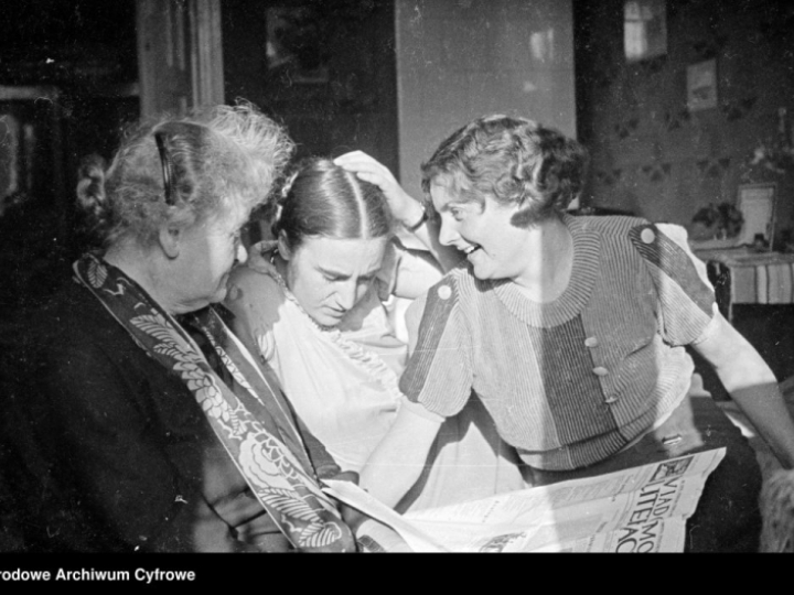 Danuta Magierska (pośrodku), Hanna Magierska-Sikorska (z prawej) i Kazimiera Jaroszyńska (z lewej, w szalu) czytają "Wiadomości literackie" nr 20/547 z 20.05.1934 r. Fot. NAC