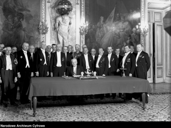Ceremonia podpisania przez prezydenta RP Ignacego Mościckiego Konstytucji 1935 roku w Sali Rycerskiej na Zamku Królewskim w Warszawie. 23.04.1935. Fot. NAC